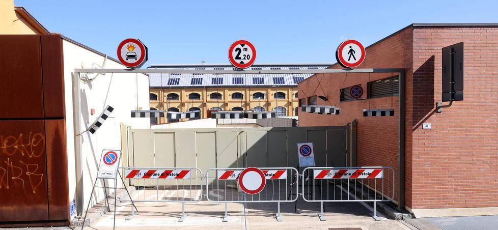 L’ingresso ai piani interrati del parcheggio San Giorgio, completamente chiuso dal marzo scorso. Sullo sfondo, l’edificio della Cattedrale