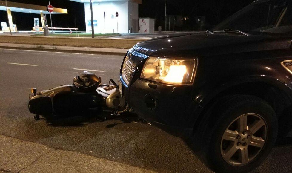 La moto di Roberto Sampieri finita sotto il Land Rover il 28 novembre del 2016 in via dell’Agricoltura, a Venturina Terme
