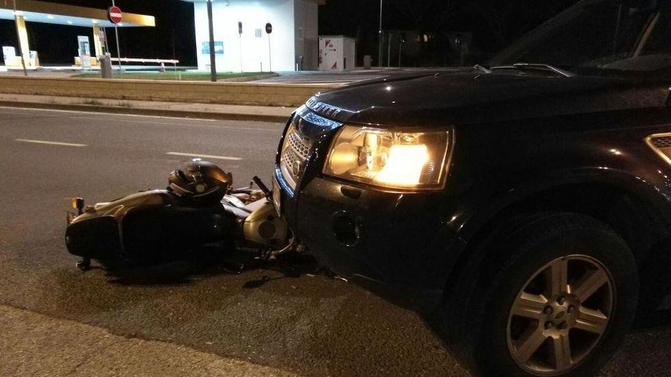 La moto di Roberto Sampieri finita sotto il Land Rover il 28 novembre del 2016 in via dell’Agricoltura, a Venturina Terme