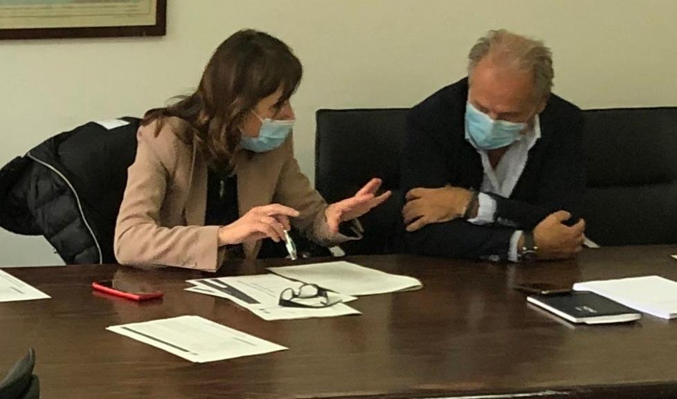 Il sindaco di Portoferraio e presidente della conferenza dei sindaci elbani in materia di sanità Angelo Zini (a sinistra) ieri durante il vertice con la direttrice dell’Asl Maria Letizia Casani