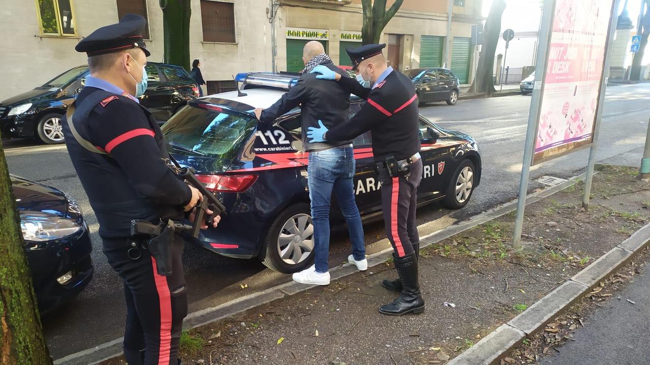 Eroina e cocaina pronta per le ordinazioni, pusher arrestato in Gad