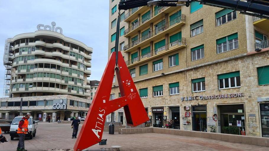 La rimozione della A in piazza Attias (foto Stefanini/Silvi)