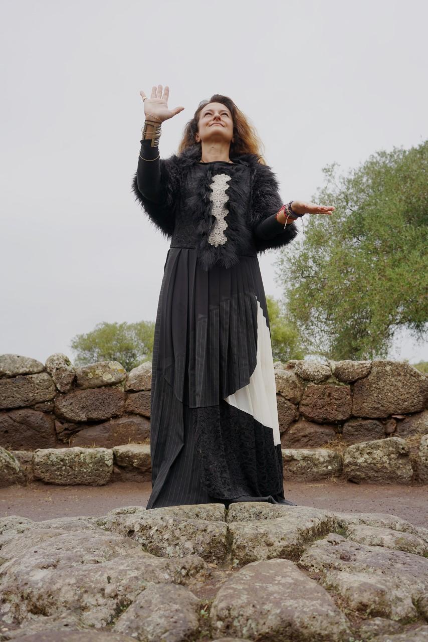 Cristina Muntoni indossa un abito di Antonio Marras