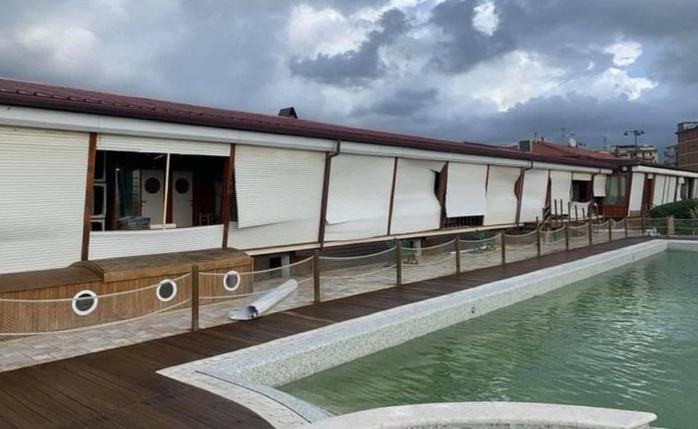 Una tromba d’aria travolge le cabine del bagno Lelia a Viareggio