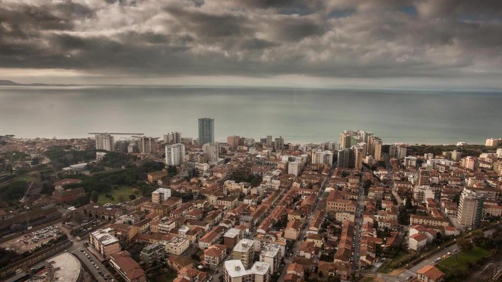 Una veduta dall'alto della città di Follonica
