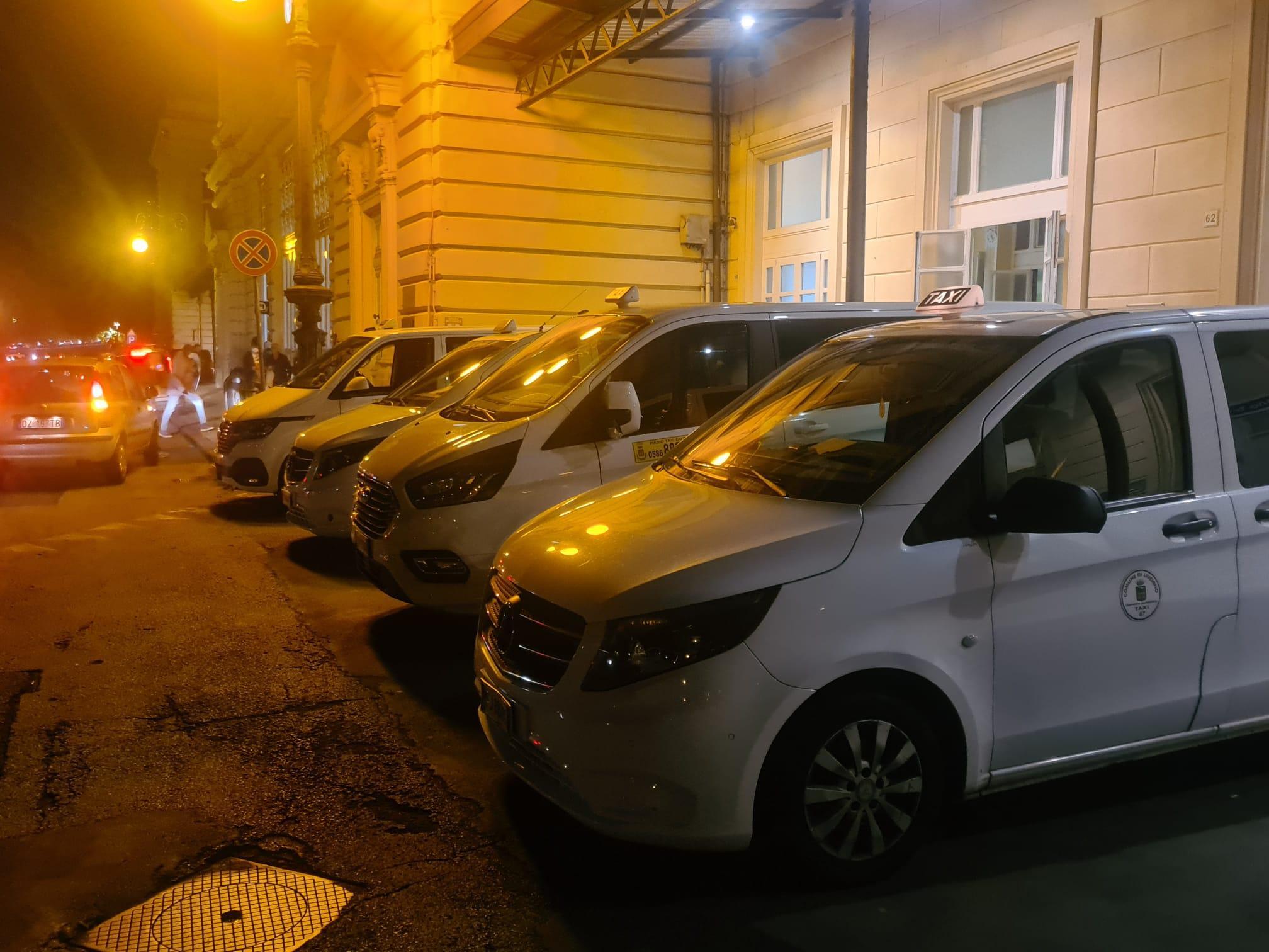 Taxi alla stazione ferroviaria di Livorno centrale (foto Daniele Stefanini/Silvi)