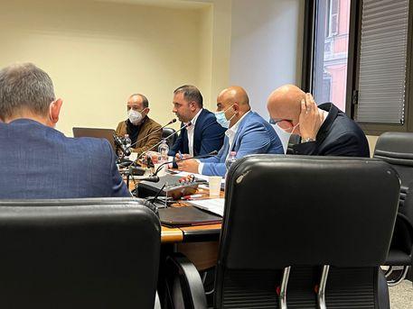 L'asssessore Todde durante la riunione in commissione