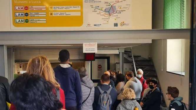 Anche ieri biglietterie prese d’assalto ma Autolinee Toscane corre ai ripari