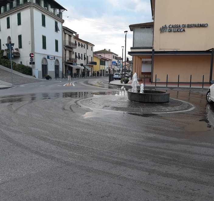 Camionista colpisce la fontana e poi fugge: scoperto e multato 
