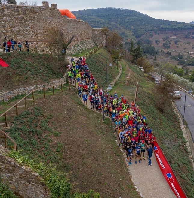 La carica dei 200 podisti in corsa alla San Silvestro Trail 