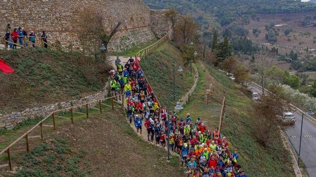 La carica dei 200 podisti in corsa alla San Silvestro Trail