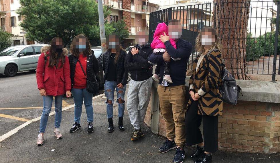 «Bimbi strattonati, la custode se ne vada» I genitori furibondi davanti alla materna 
