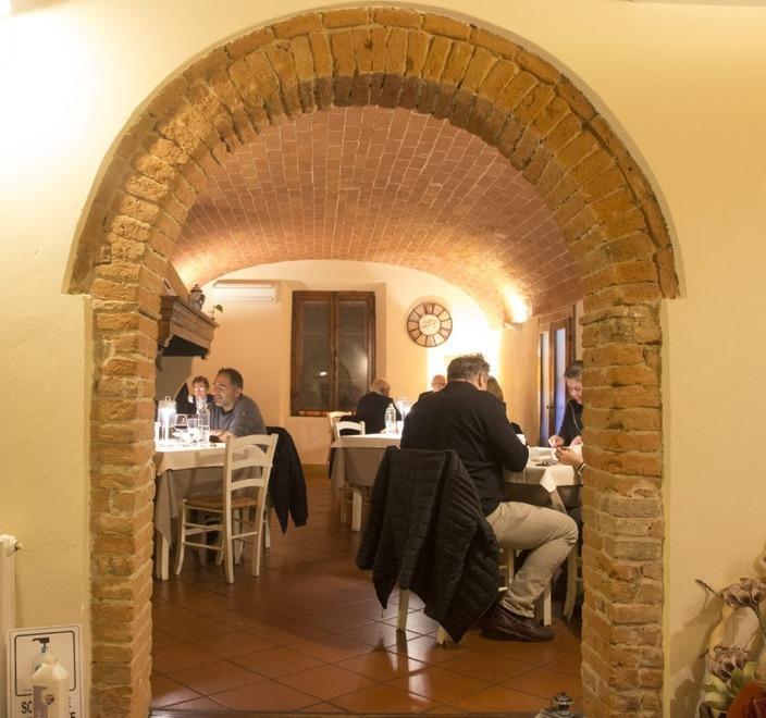 L’inizio è con il bòtto e con... i cappellacci di peposo, pioppini e fagiolini zolfini