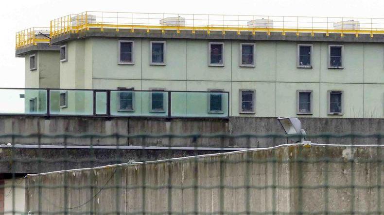 Cellulare in carcere Detenuto patteggia dodici mesi di pena