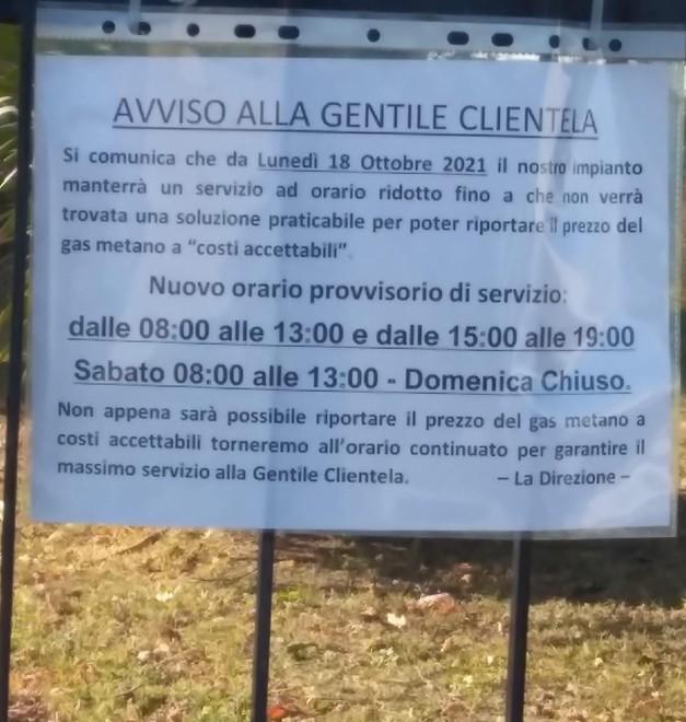 «Il metano ora è troppo caro» Distributore riduce gli orari