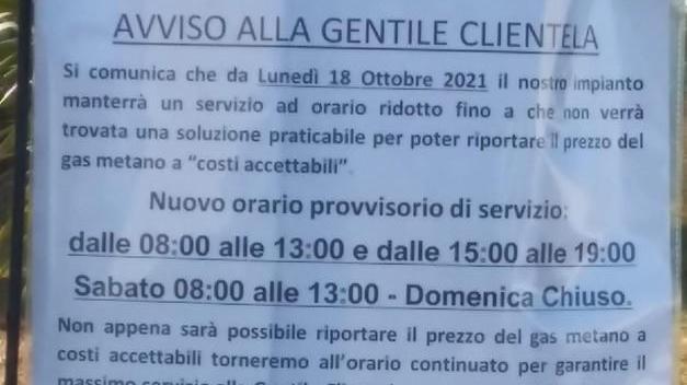 «Il metano ora è troppo caro» Distributore riduce gli orari