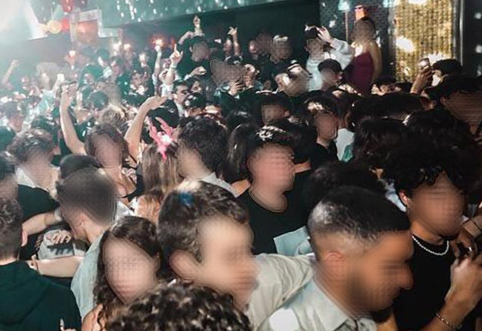 «Regole rigide per la scuola, poi ammassati in discoteca»