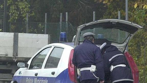 Fugge con il motorino rubato e si ferisce: giovane a processo