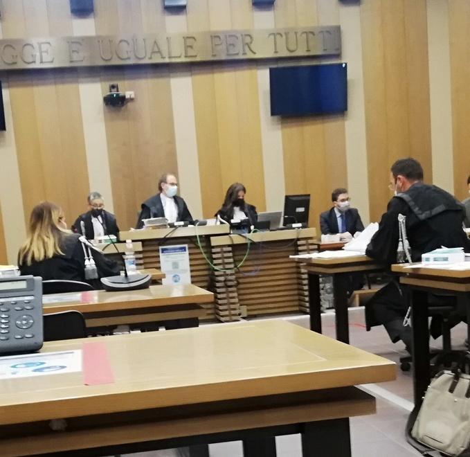 «Sono il marito, devi obbedire o ti uccido» 