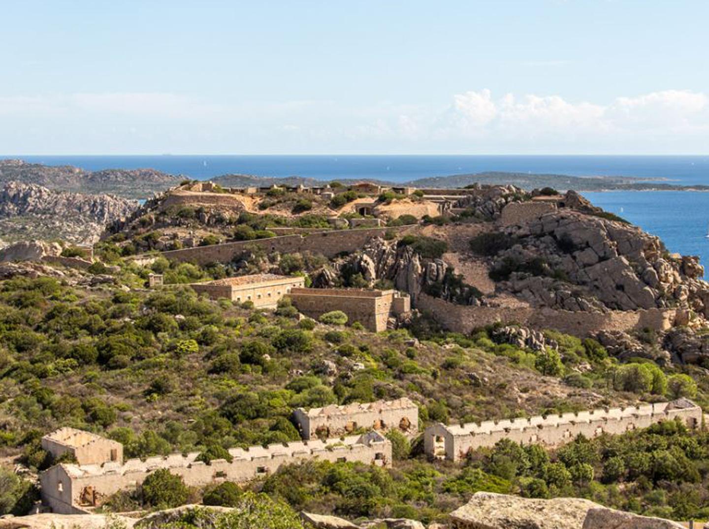 Venti futuri architetti affinano il disegno tra le rocce di Palau 