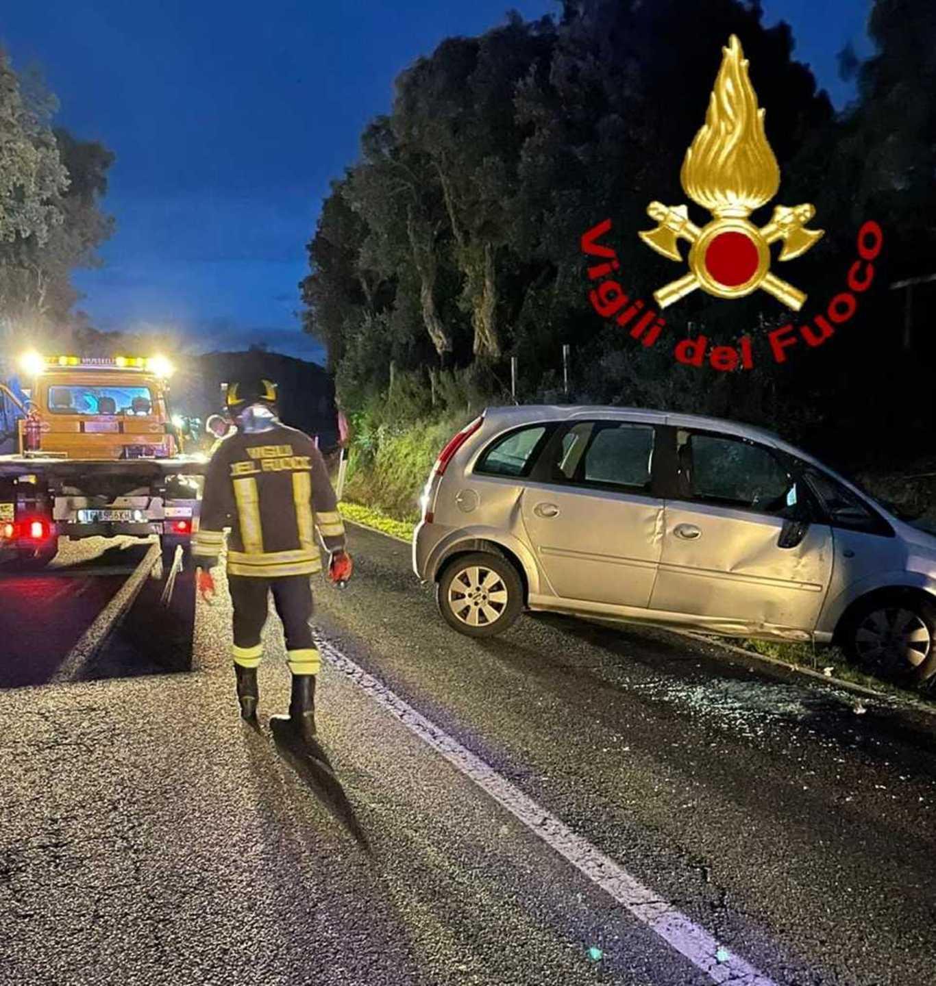 Auto fuori strada tra Calangianus e Telti, conducente ferito 
