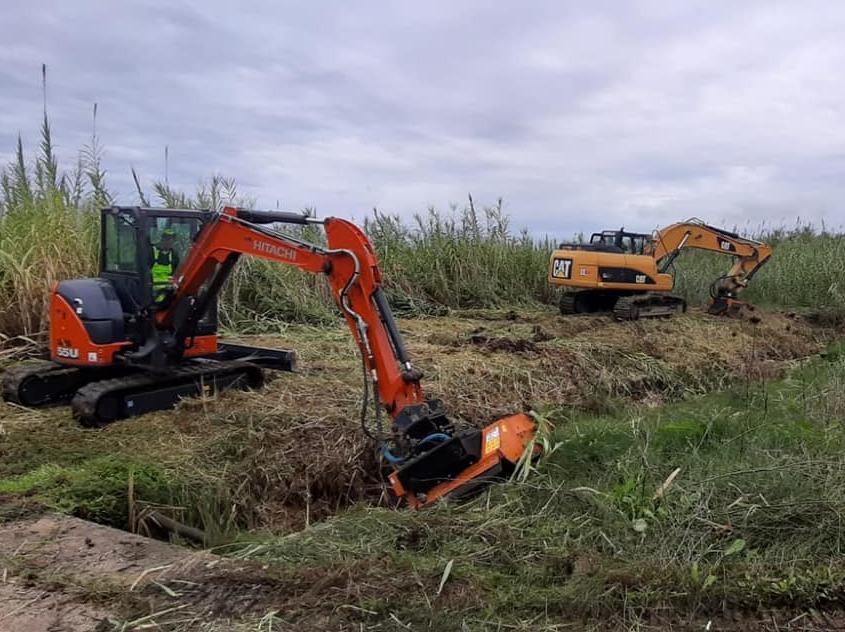 Le ruspe al lavoro per ripulire il rio Calvia 