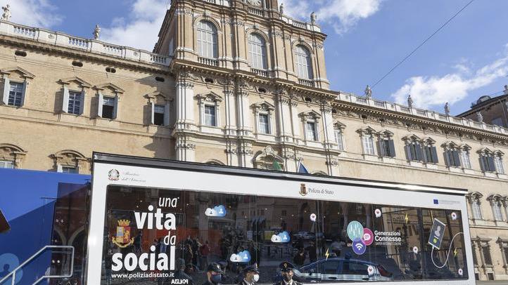Modena, la polizia: «Presidiare i social per aiutare i ragazzi contro i bulli a scuola»