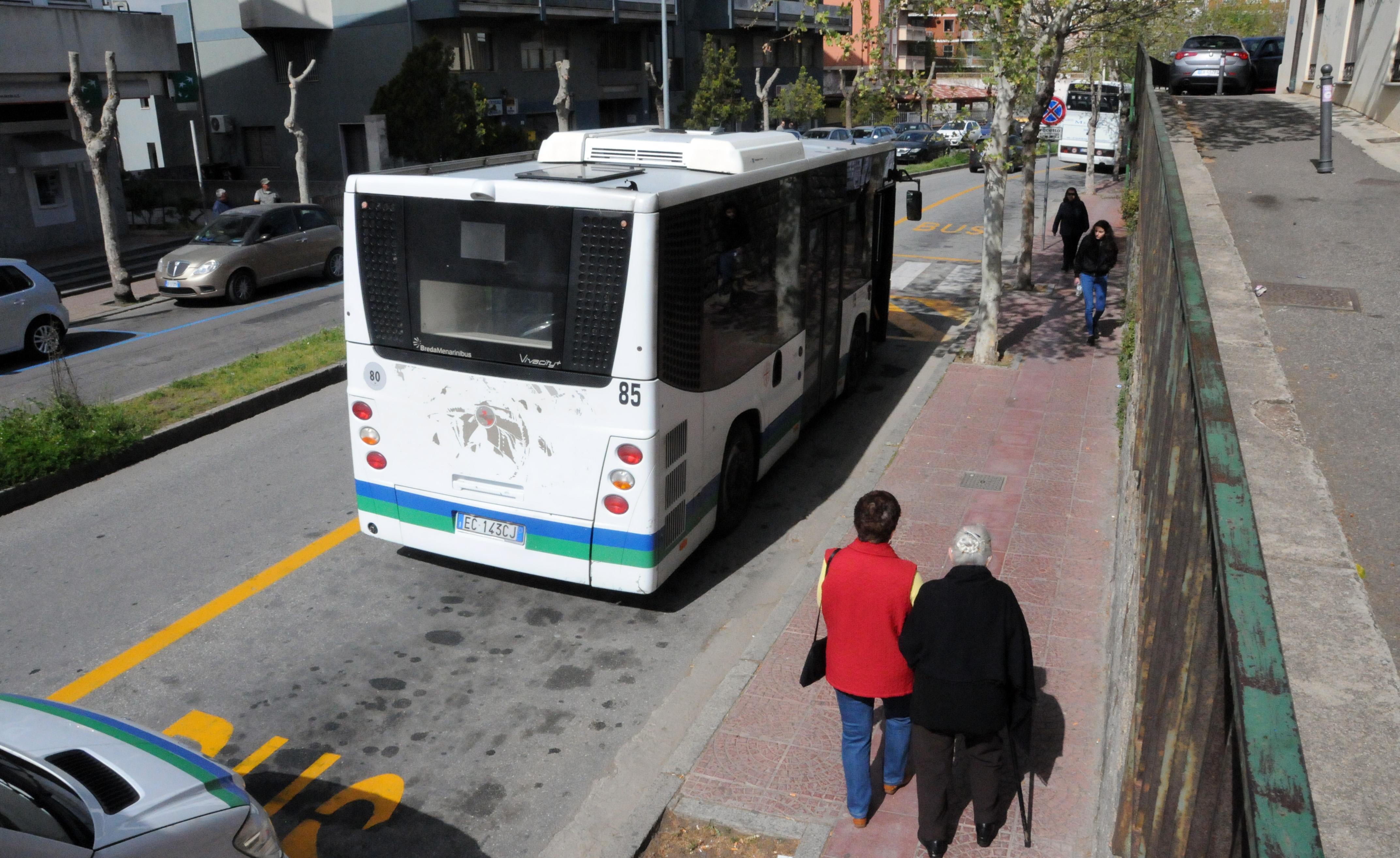 Un bus del servizio pubblico di Nuoro (foto massimo locci)