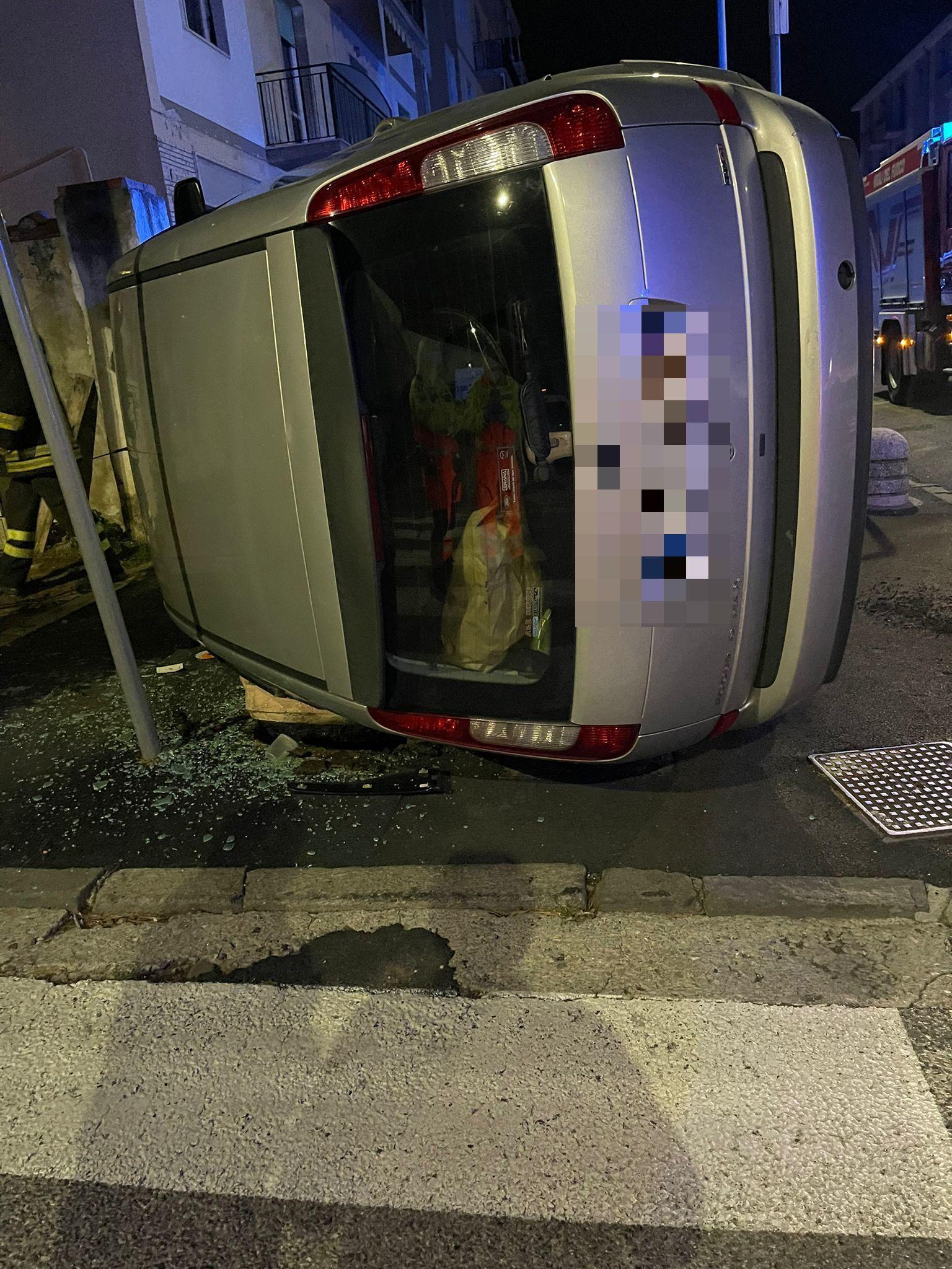 L'auto ribaltata in via Donnini