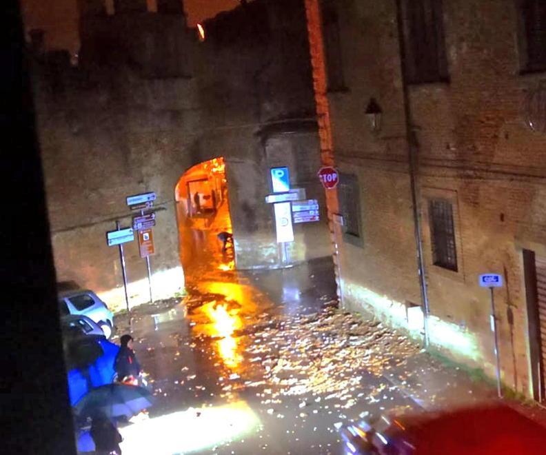 Crolli, danni e paura nel borgo sotto choc per la tempesta di vento 