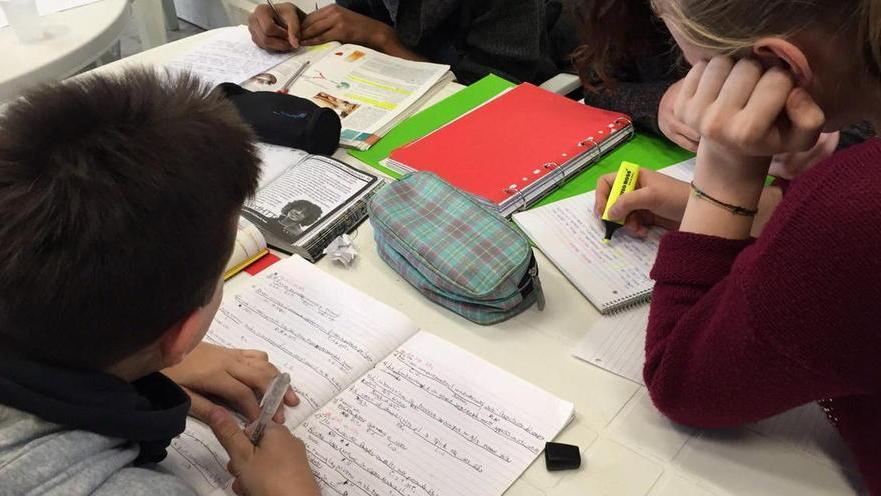 Bambini che fanno i compiti a un doposcuola