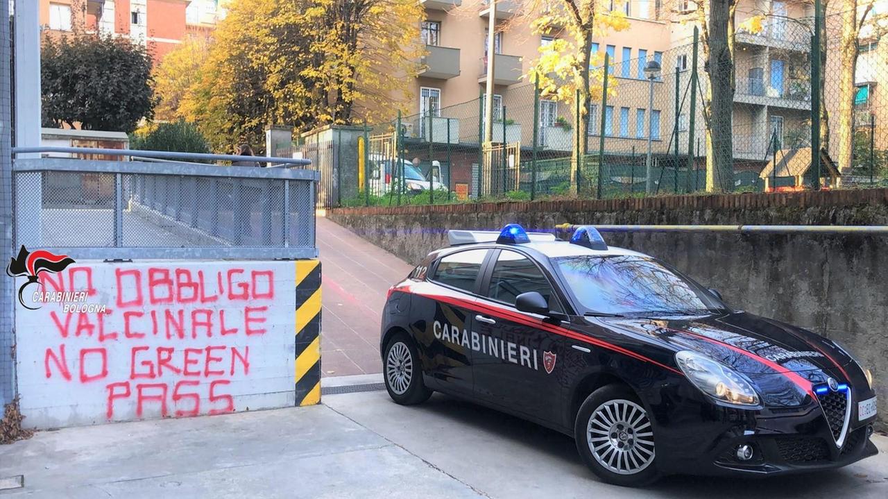 Bologna, i no vax vandalizzano le auto dell'Ausl: sfondati i vetri e bucate le gomme