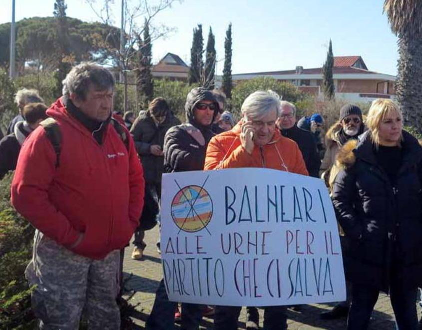 Una protesta contro la Bolkestein e le spiagge all’asta
