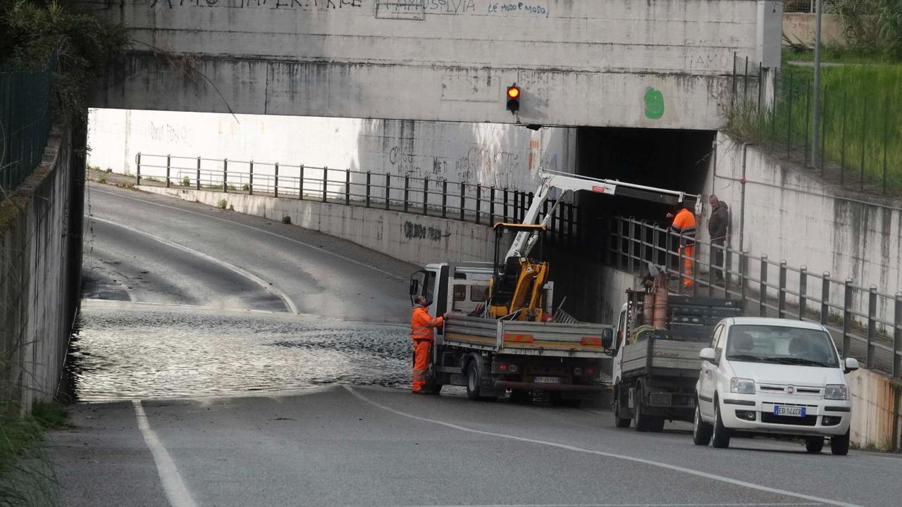 Si blocca l’idrovora del sottopasso, strada allagata e chiusa per venti ore