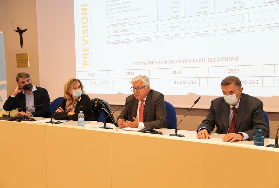 La presentazione del documento programmatico alla Fondazione, al centro il presidente Marcello Bertocchini