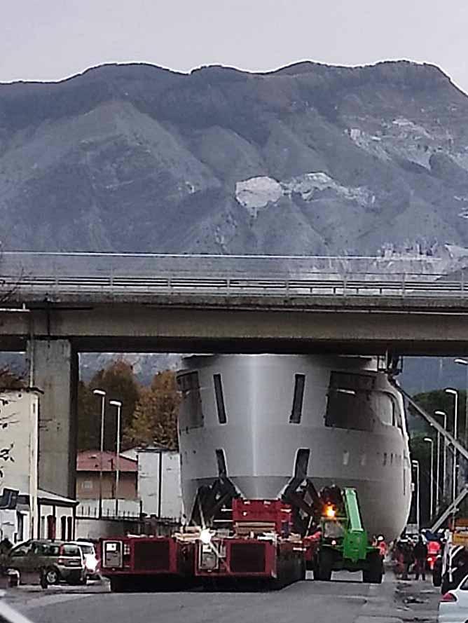 Arriva la chiglia del mega yacht, traffico in tilt