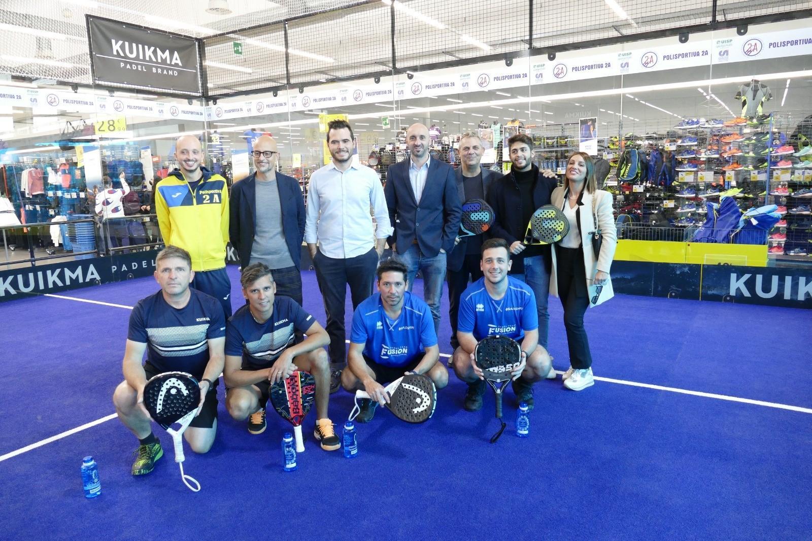 Il campo di padel dentro al negozio di Decathlon