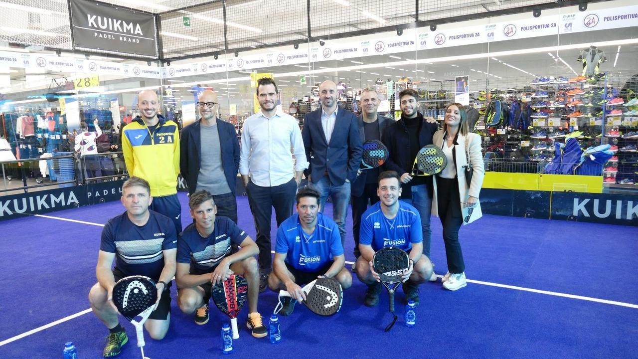 Il campo di padel dentro al negozio di Decathlon