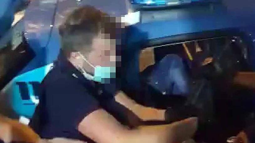 Aggredirono i poliziotti con sassi, sputi e bottigliate: ora dovranno fare un anno di volontariato