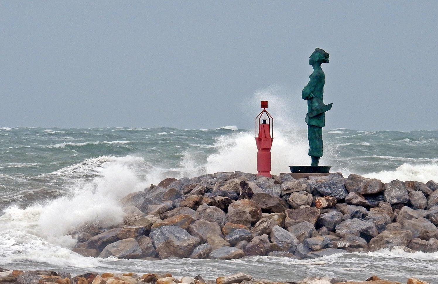 Una giornata ventosa a San Vincenzo, in provincia di Livorno (foto Paolo Barlettani)