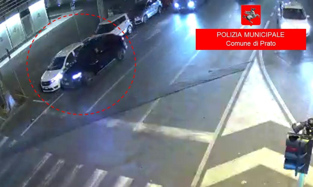 Il momento dello scontro, ripreso dalle telecamere