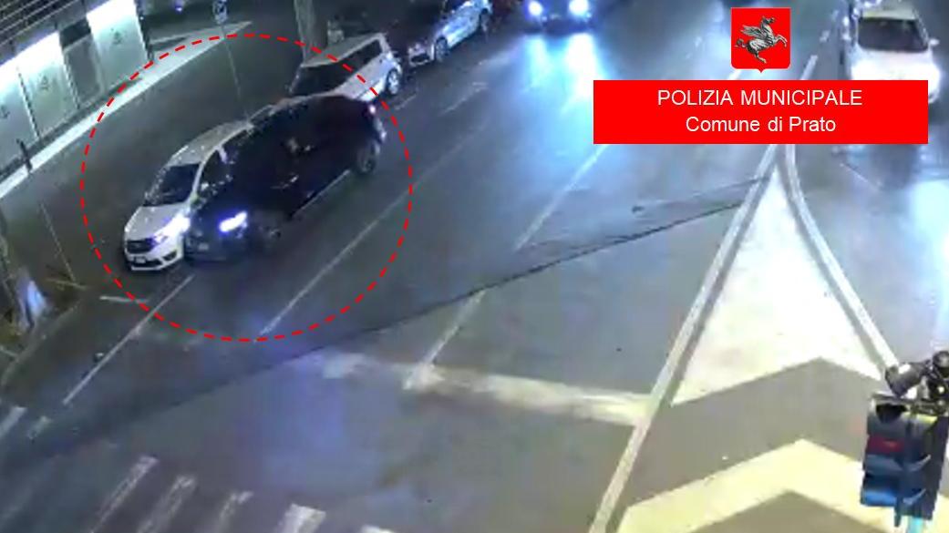 Il momento dello scontro, ripreso dalle telecamere