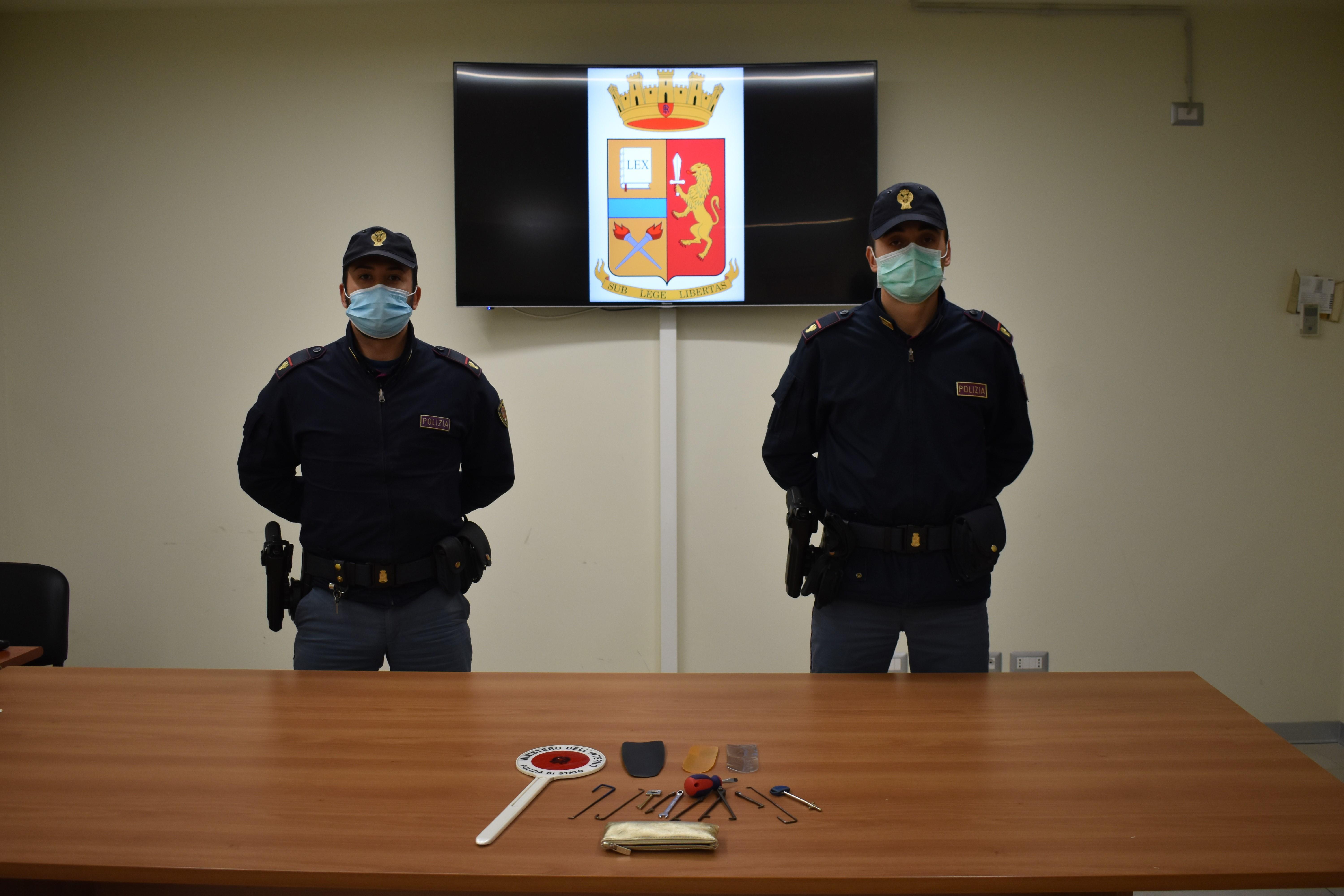 Gli attrezzi da scasso sequestrati dalla polizia
