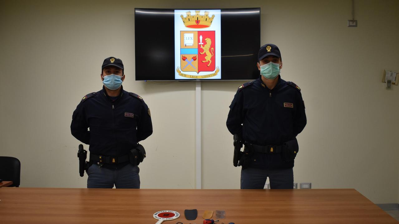 Gli attrezzi da scasso sequestrati dalla polizia