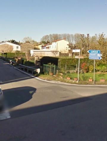 Scontro tra due auto e una motocicletta In ospedale un 40enne