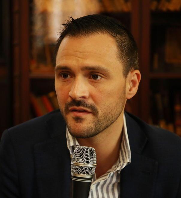 Striscioni e bandiere davanti al Comune