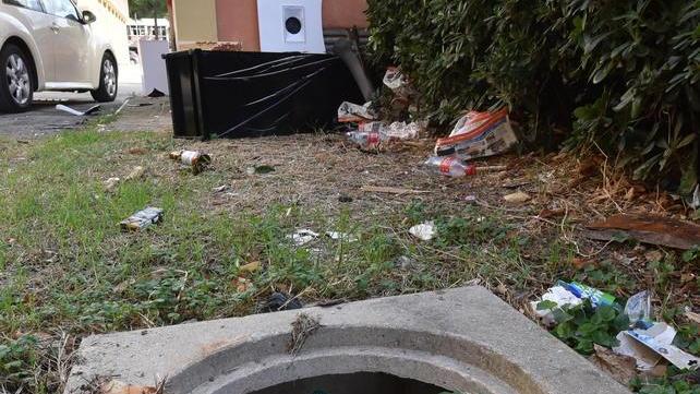 Rifiuti, furti e terrore «Non siamo al sicuro»