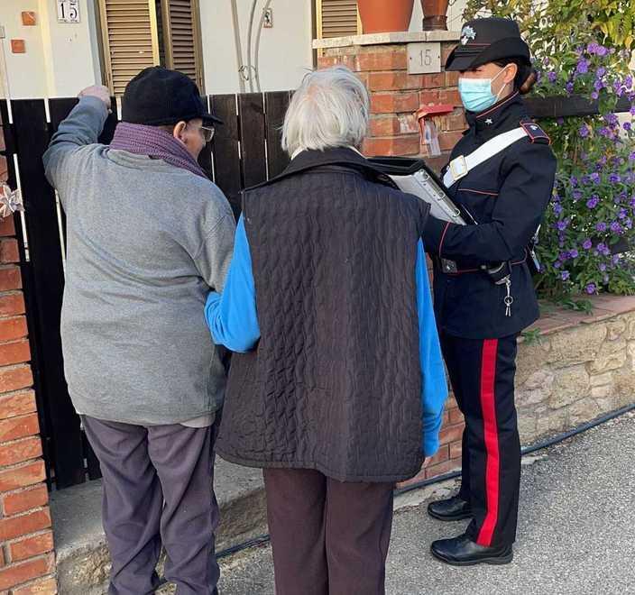 Anziana cade da sola in casa La salvano le forze dell’ordine 