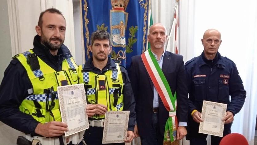 Encomio agli agenti della Municipale che salvarono una vita