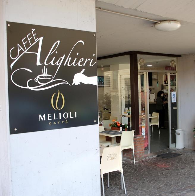 Furto al Caffè Alighieri Spaccata la vetrata davanti alla Questura 